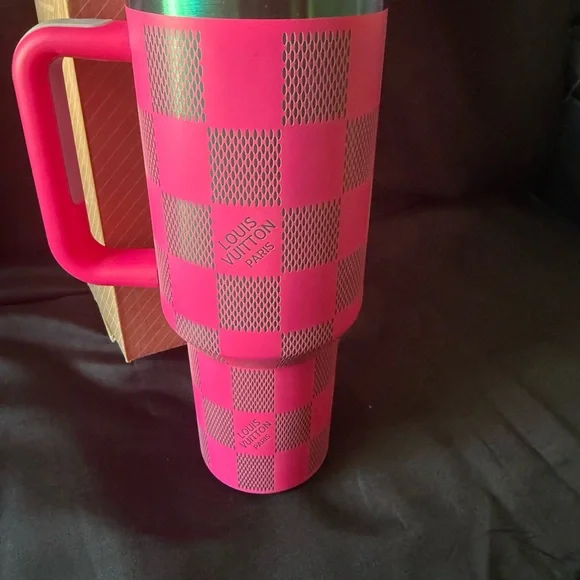 New Stanley 40oz Laser LEngravedV Hot Pink Checkered Tumbler with Straw - Picture 5 of 8